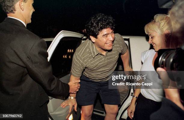 Diego Armando Maradona arrives in a limousine with his wife Claudia Villafañe to a party at the Hotel Conrad on January 9, 1999 in Punta del Este,...