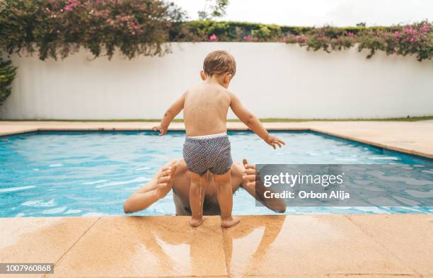 familie am pool - babyschwimmen stock-fotos und bilder