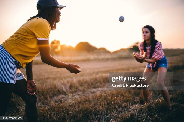 leuke vrienden honkbal samen buiten spelen - catch stockfoto's en -beelden