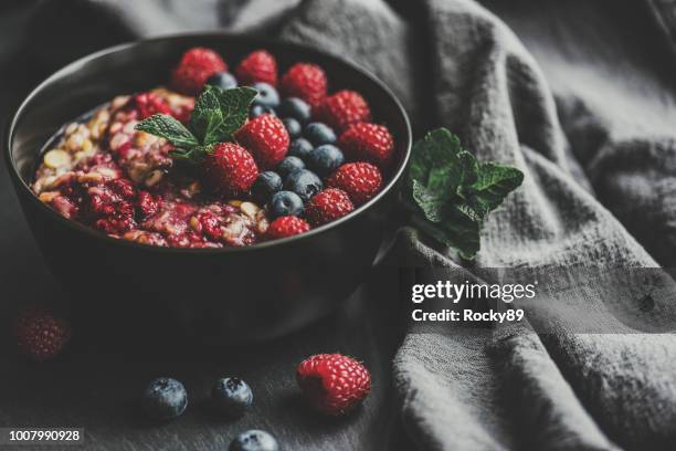 mangiare sano - avena notturna - fiocchi di avena foto e immagini stock