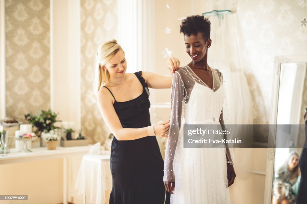 Modedesignerin mit ihrem Kunden