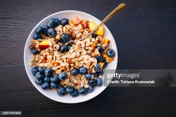 colazione sana - porridge biologico con frutta - blue bowl foto e immagini stock