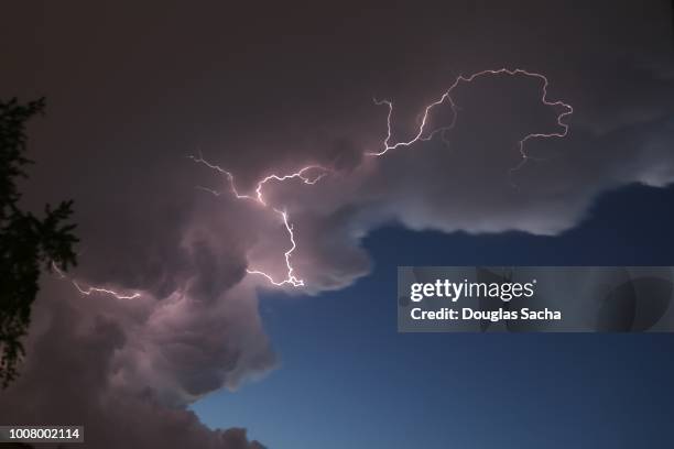 moving thunder storm with lightning - hurricanes v heat stock-fotos und bilder