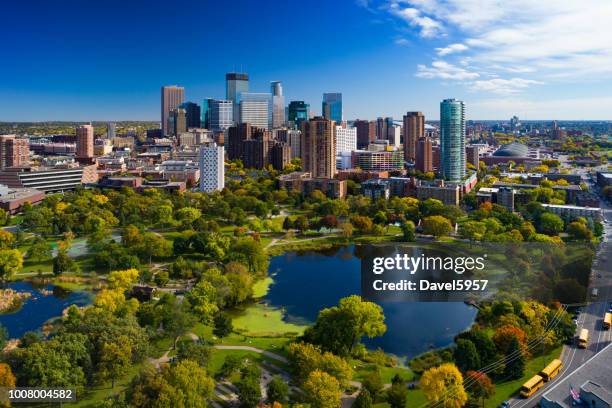 antena de skyline de minneapolis com parque e lago - minneapolis street - fotografias e filmes do acervo