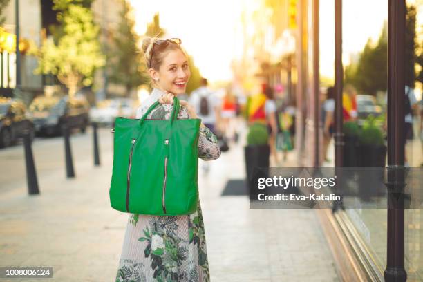 shopping estivo - blonde english woman shopping foto e immagini stock