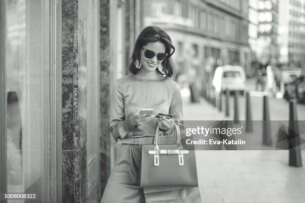sommer-shopping - luxury woman stock-fotos und bilder