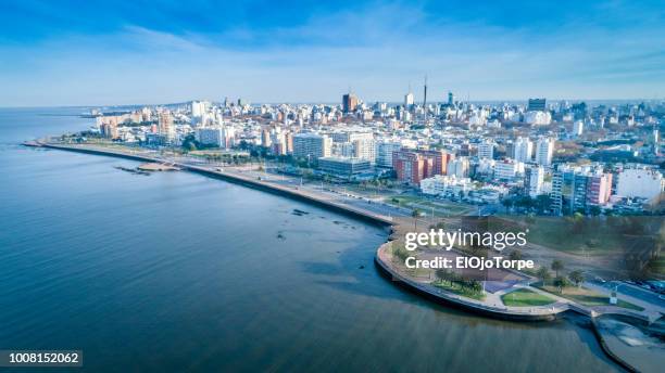 aerial view, high angle view of montevideo's coastline, ciudad vieja neighbourhood, uruguay - montevideo photos et images de collection