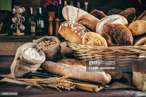 panadería artesanal: fresco mezclado bun, rollos e ingredientes - bun fotografías e imágenes de stock