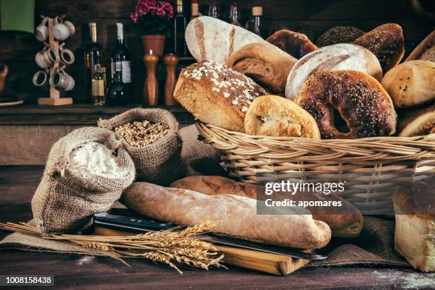 ambachtelijke bakkerij: vers gemengd bun, rollen en ingrediënten - wallpaper roll stockfoto's en -beelden