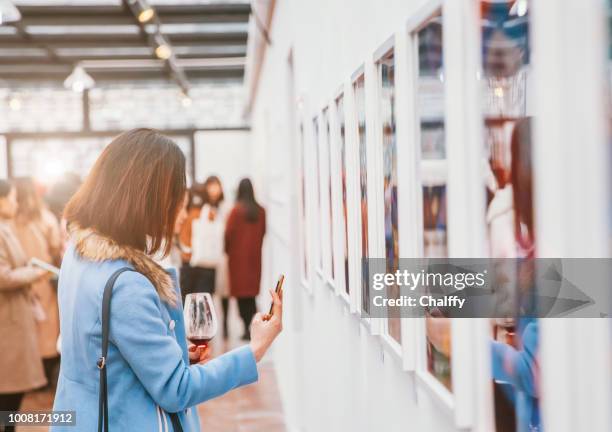 frauen beim öffnen - bildergalerie stock-fotos und bilder