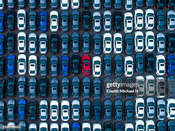 large number of cars at parking lot - tweedehands autoverkoop stockfoto's en -beelden