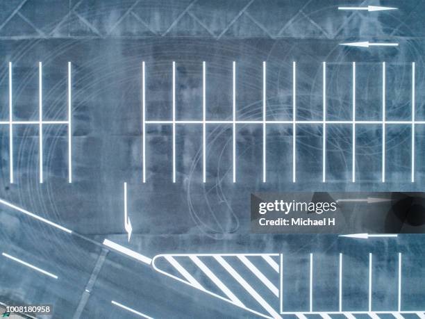 empty parking lot - marquage de route photos et images de collection