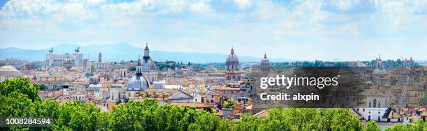 skyline van rome op een zonnige dag - rome italië stockfoto's en -beelden