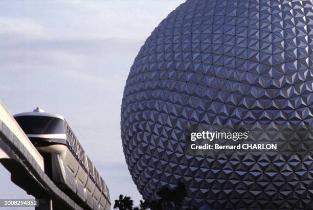 Le parc d'attractions 'Epcot' lors de son ouverture à Orlando, Floride le 21 octobre 1982, Etats-Unis.