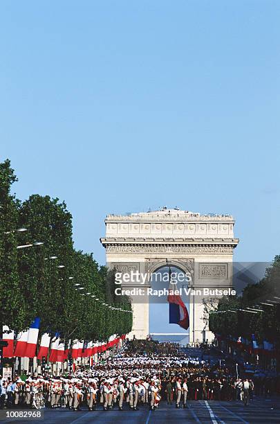 july 14th parade in champs elysees, paris - défilé photos et images de collection