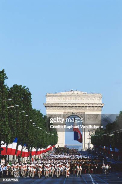 july 14th parade in champs elysees, paris - avenue champs élysées stockfoto's en -beelden