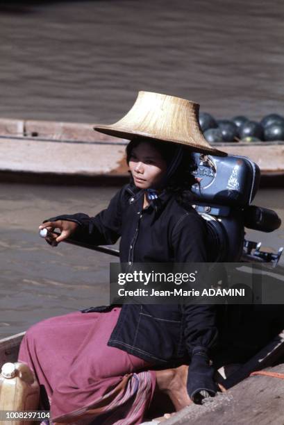 Marché flottant en Thaïlande.