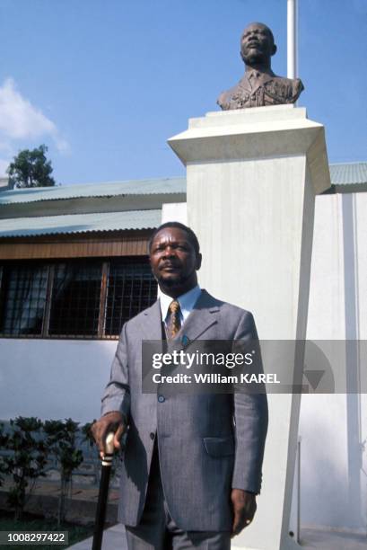 Le dictateur Jean-Bedel Bokassa devant une de ses résidences circa 1970 en République centrafricaine.