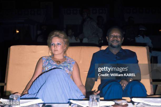 Le dictateur Jean-Bedel Bokassa avec sa 18e épouse Zara Victorine lors d'une soirée circa 1970 en République centrafricaine.