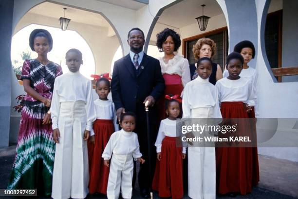 Un des mariages du dictateur Jean-Bedel Bokassa entouré de ses enfants circa 1970 en République centrafricaine.