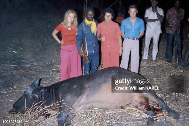 Le dictateur Jean-Bedel Bokassa avec sa 18e épouse Zara Victorine après une chasse circa 1970 en République centrafricaine.