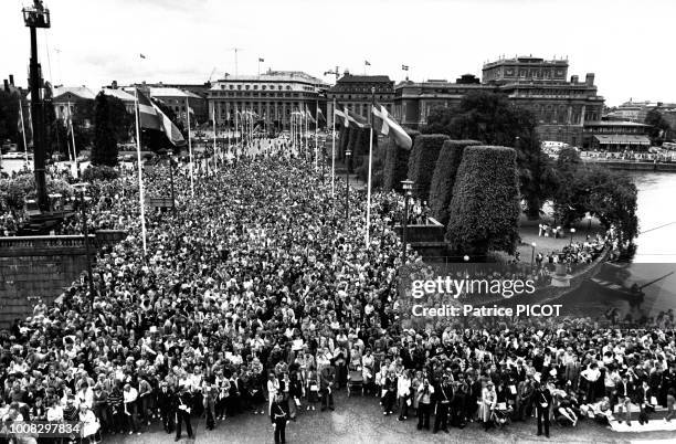 La foule lors du mariage du Roi Carl Gustaf et de Silvia Sommerlath à Stockholm le 19 juin 1976, Suède.