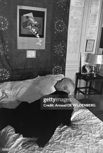 Le poète Louis Aragon, âgé de 83 ans, mène une vie calme dans son appartement parisien du VIIe arrondissement, 10 novembre 1980, Paris, France.
