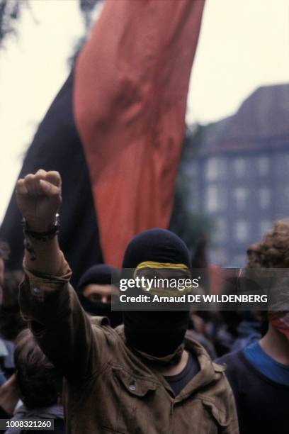 Un manifestant le visage couvert d'une cagoule lève le poing pour protester contre le nucléaire en 1981 à Berlin, Allemagne.