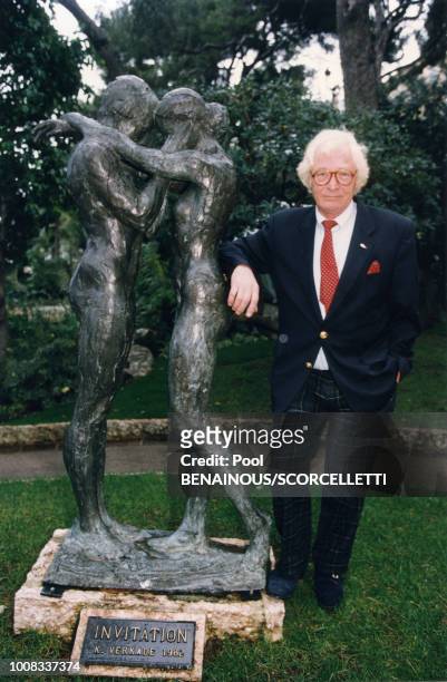 Le sculpteur Kees Verkade pose à côté d'une de ses oeuvres, le 2 janvier 1997, Monaco.