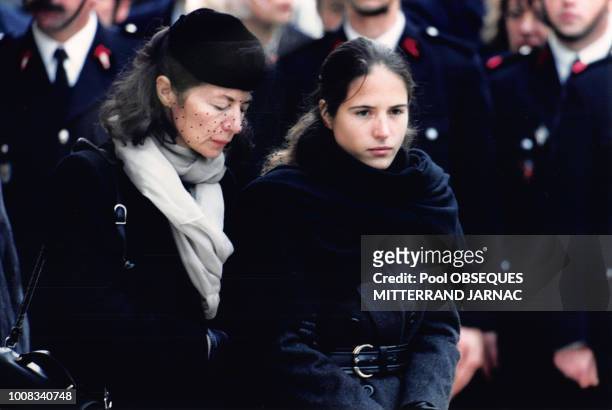 Mazarine Pingeot et Anne Pingeot lors des obsèques de François Mitterrand le 11 janvier 1996 à Jarnac, France.
