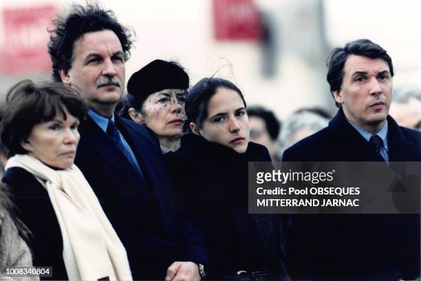 Danielle Mitterrand, Jean-Christophe Mitterrand, Anne Pingeot, Mazarine Pingeot et Gilbert Mitterrand lors des obsèques de François Mitterrand le 11...
