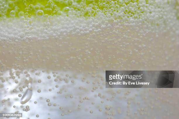 tonic water bubbles - gin and tonic stockfoto's en -beelden