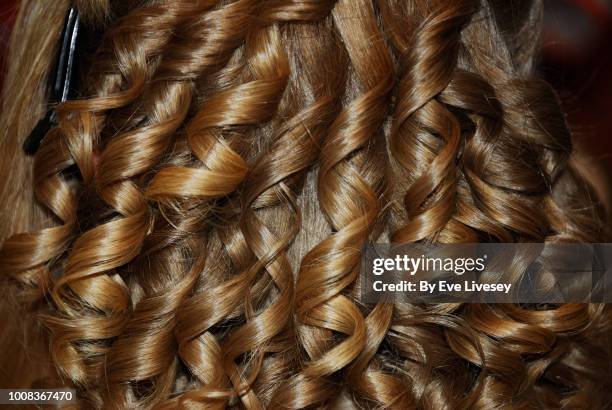 curled hair - fer à friser photos et images de collection