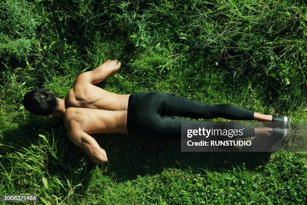 young muscular man doing push ups - push up japanese imagens e fotografias de stock