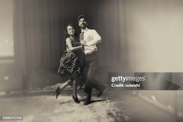 dansen in de nachtclub - lindy hop stockfoto's en -beelden