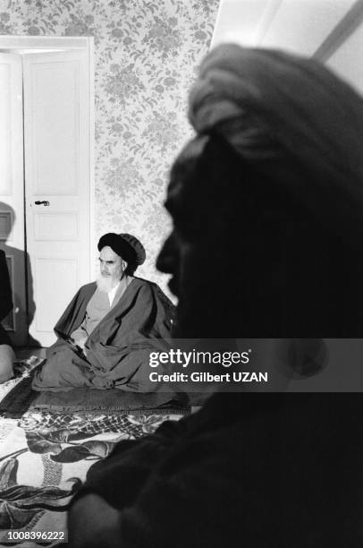 Ayatollah Khomeini, chef suprême des chiites et leader de l'opposition religieuse iranienne en novembre 1978 à Neauphle-le-Château, France.