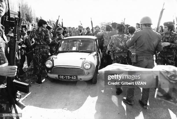 Après la tentative manquée de coup d'état de la part dela droite, le Mouvement des Forces Armées encadre un couple accusé de "fascisme" après une...