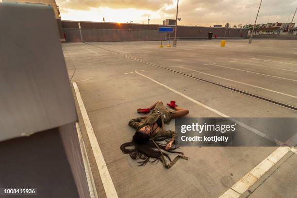 lichaam van de vrouw liggend op grond - women being strangled stockfoto's en -beelden