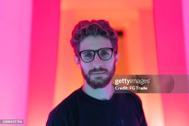 retrato de um homem bonito no túnel colorido - hipster pessoa - fotografias e filmes do acervo