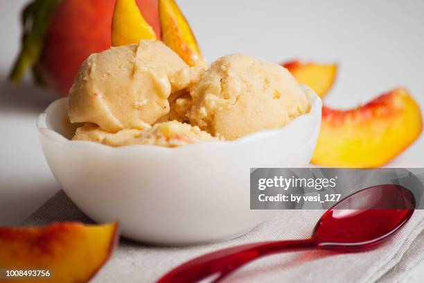 homemade peach ice cream - sorbetto stockfoto's en -beelden