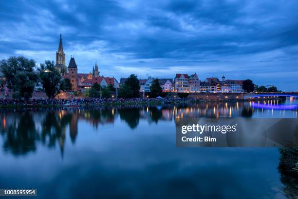 ulm, skyline bei nacht - ulmer münster stock-fotos und bilder