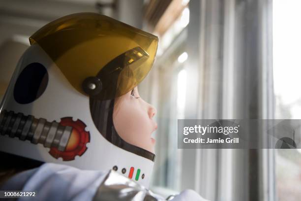 girl wearing helmet - astronaut imagens e fotografias de stock