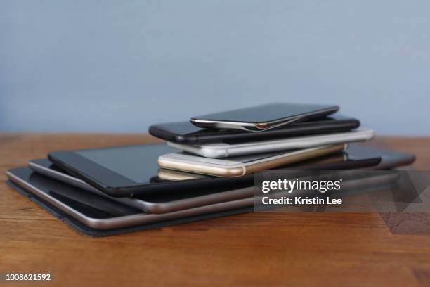 stack of smart phones and digital tablets - middelgrote groep dingen stockfoto's en -beelden