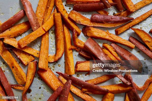 sweet potato fries - zoete aardappel stockfoto's en -beelden