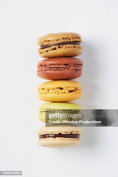 row of macarons - macaroon photos et images de collection