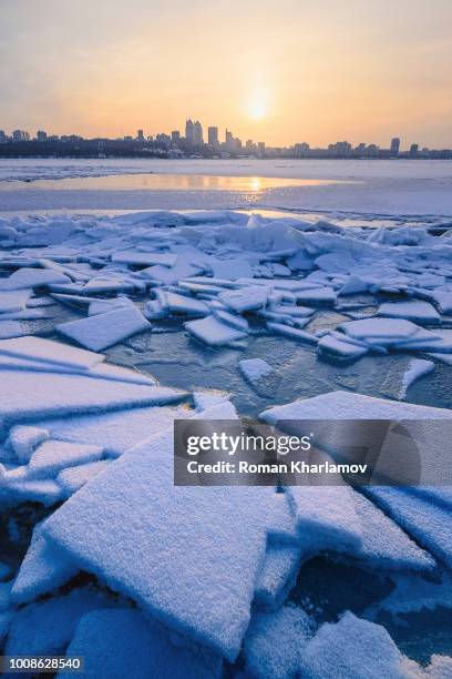 ice on river at sunset - dnipro photos et images de collection