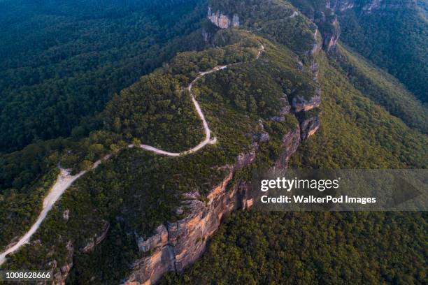 road in jamison valley in blue mountains national park - blue mountain range stock pictures, royalty-free photos & images