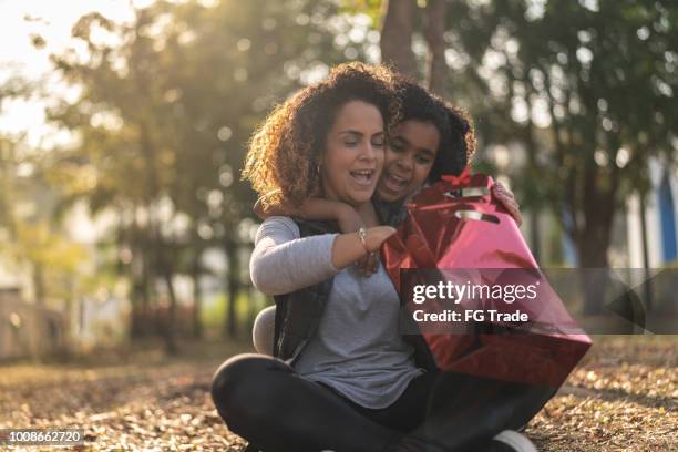 dar un regalo para su madre de su hija - brazil open fotografías e imágenes de stock