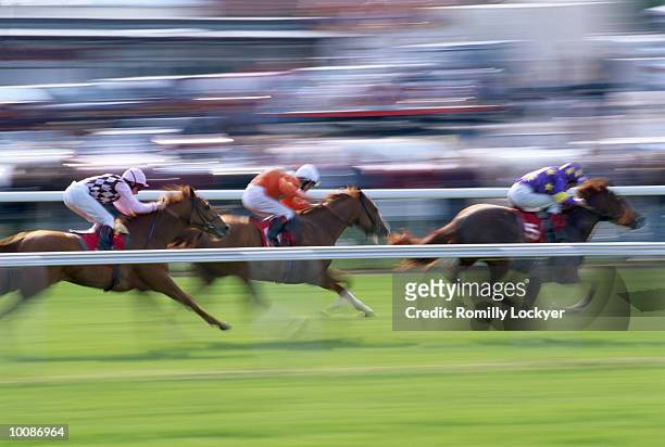 horse racing, england - derby england stockfoto's en -beelden