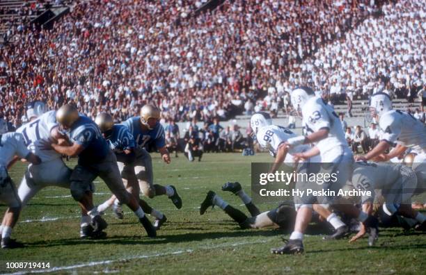 Billy Kilmer of the UCLA Bruins runs with the ball during an NCAA game against the Duke Blue Devils on December 3, 1960 at the Los Angeles Memorial...